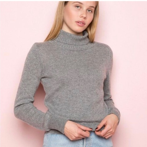 Brandy Melville Cassia Turtleneck Sweater . - Picture 1 of 6